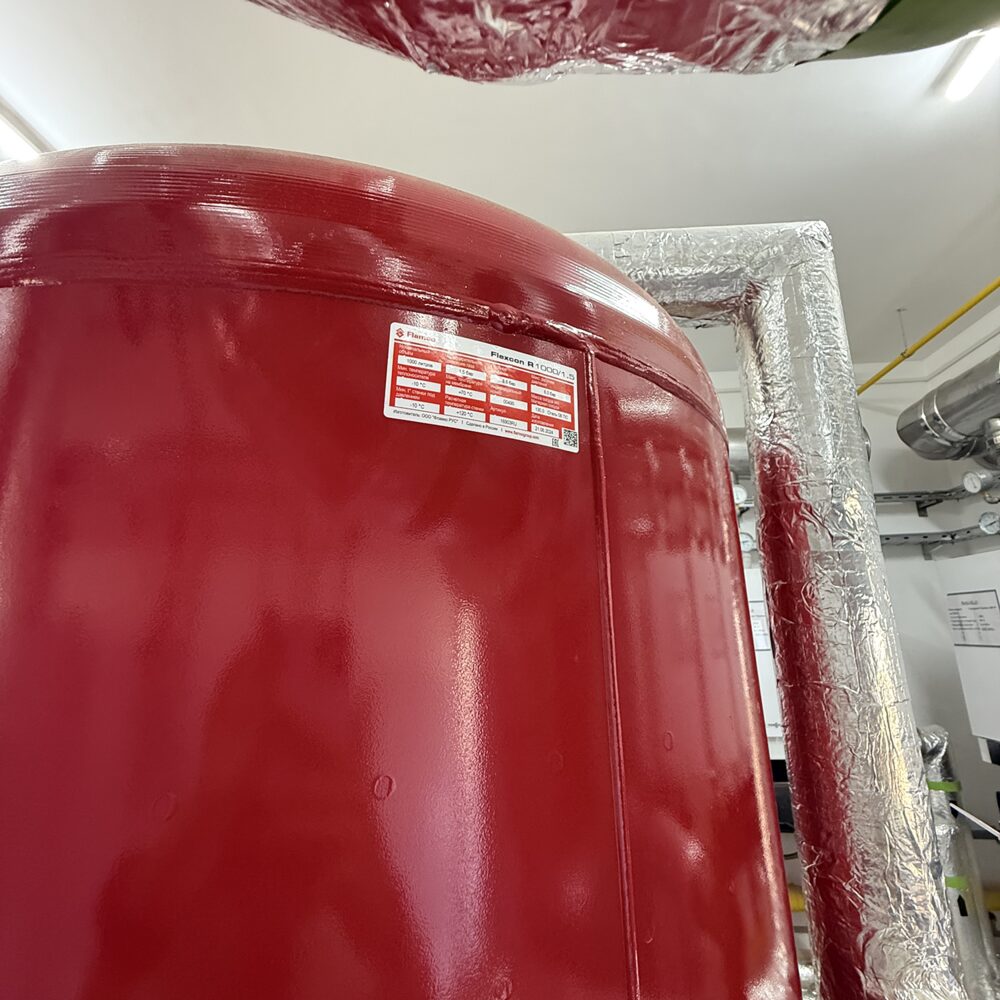 Расширительный бак Flamco Flexcon в котельной