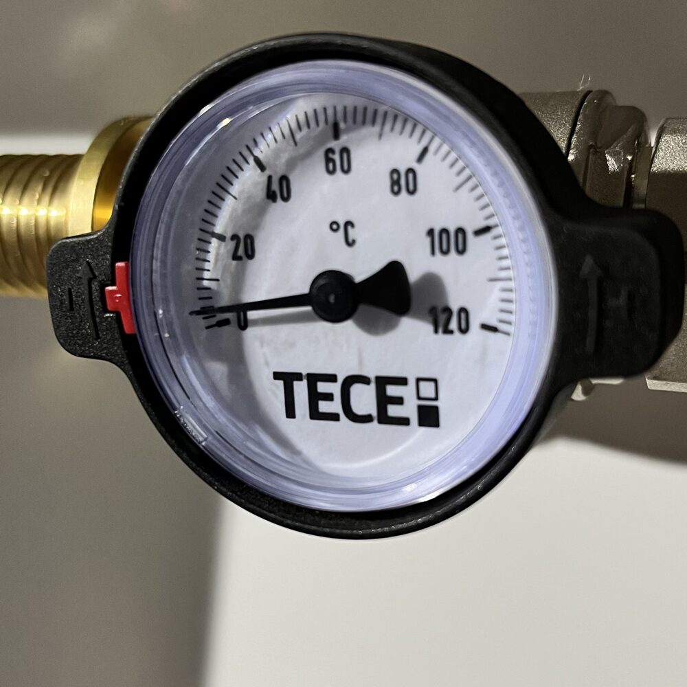 Термометр TECE на подающем трубопроводе