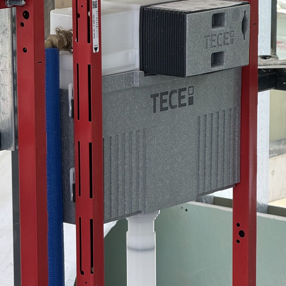 Инсталляция TECE для подвесного унитаза на объекте