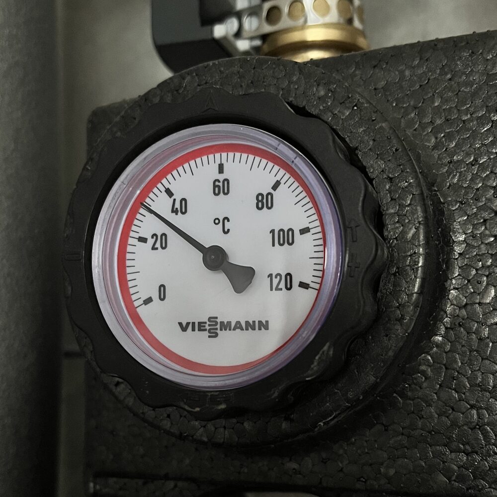 Термометр Viessmann на изолированном коллекторе