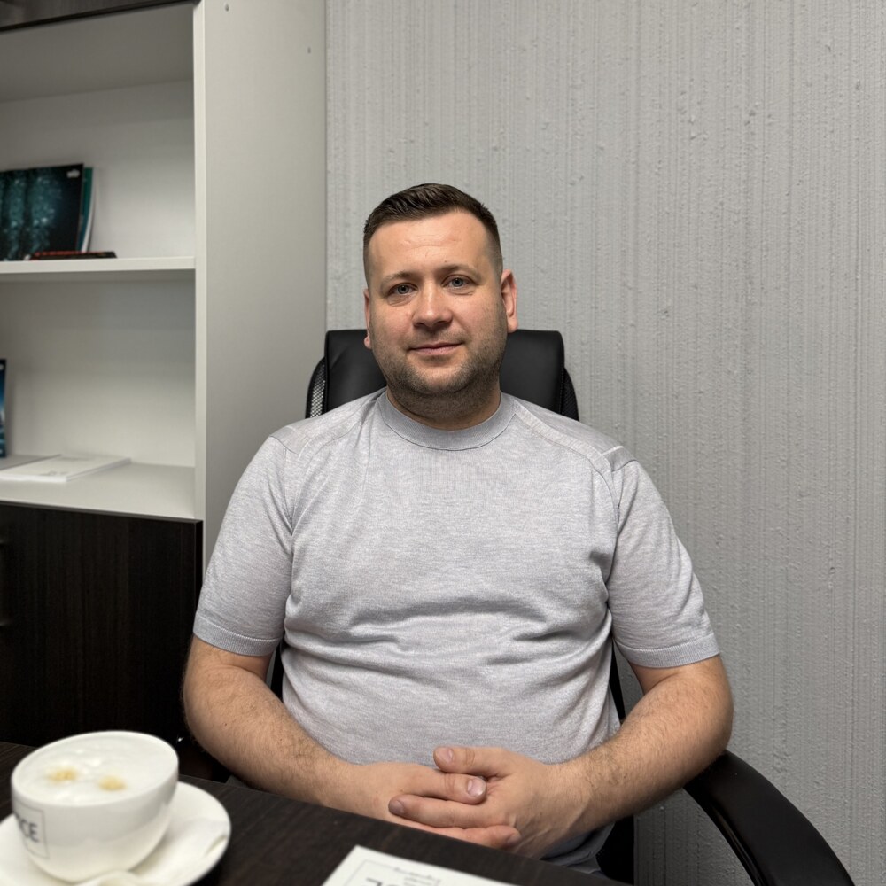 Сотрудник TCE в переговорной