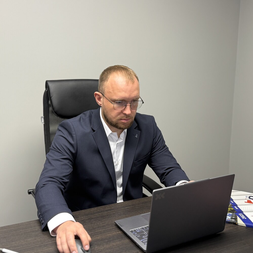 Сотрудник TCE за ноутбуком в офисе