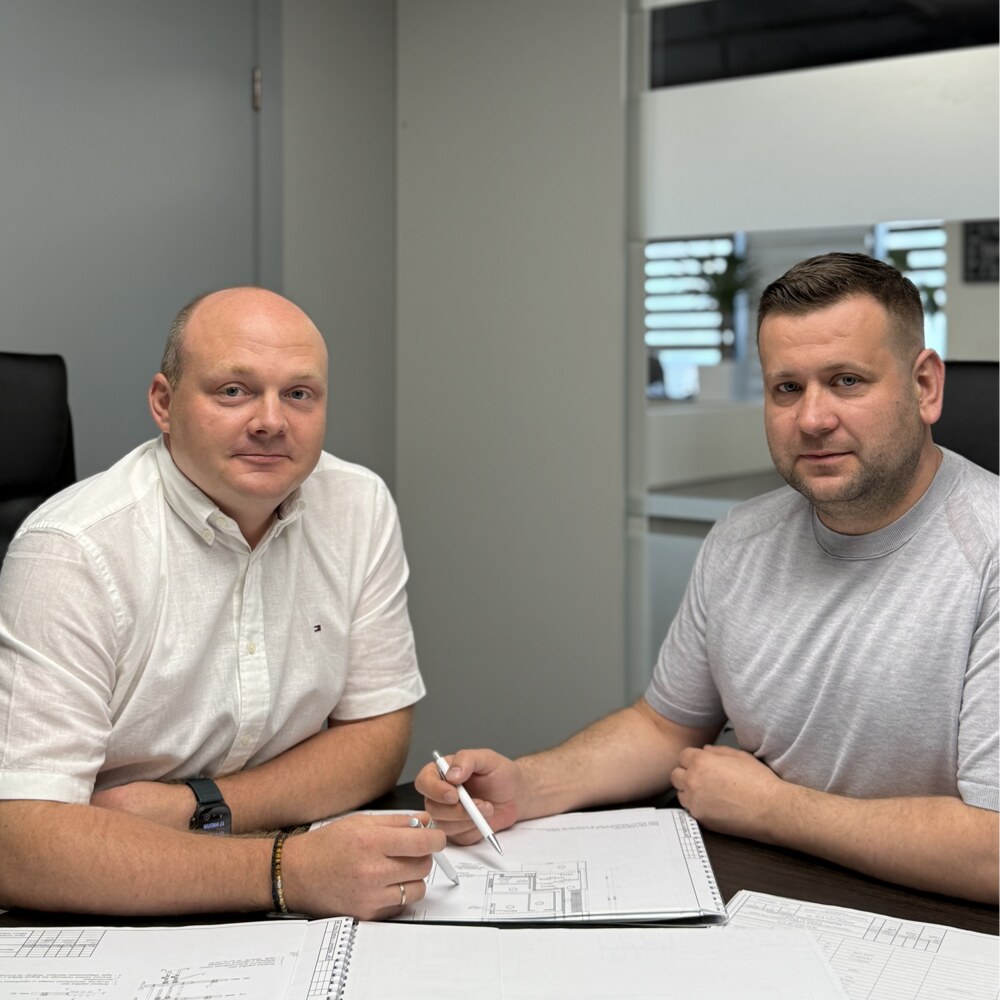 Инженеры TCE изучают чертежи проекта