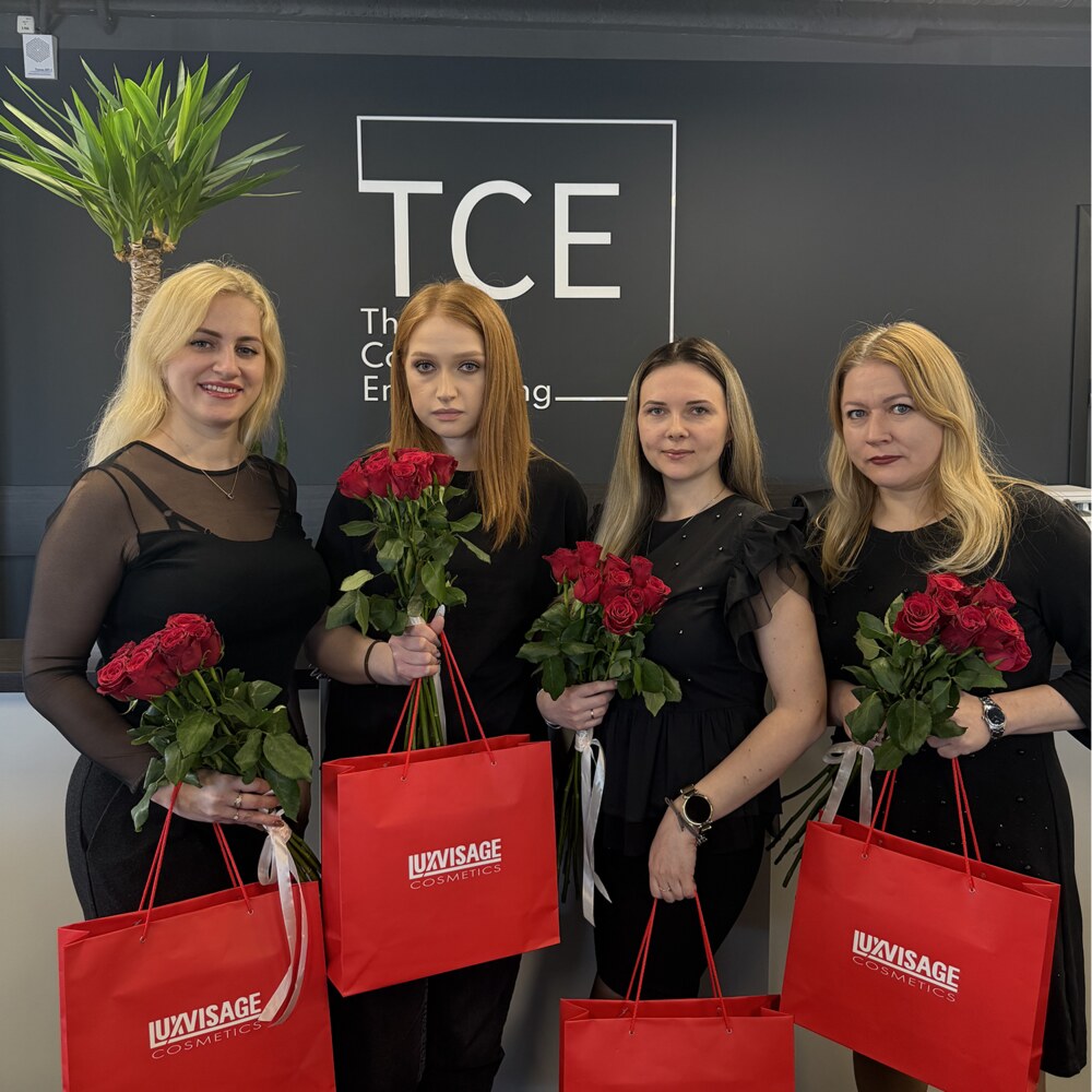 Команда TCE с цветами на 8 Марта