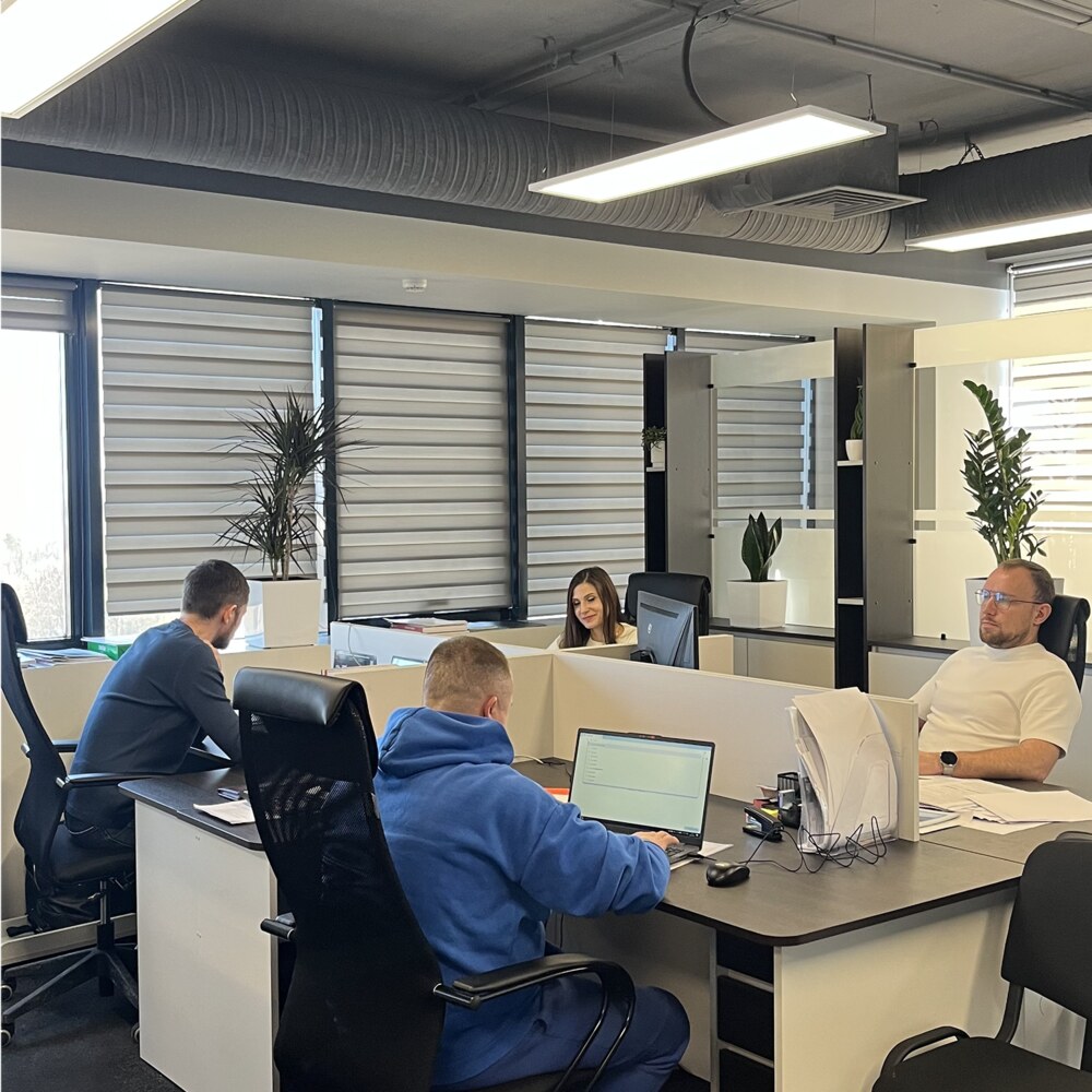 Сотрудники TCE за работой в офисе